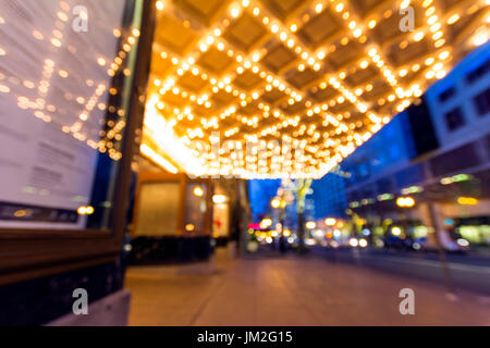 Portland Oregon centro di intrattenimento e il quartiere dello shopping a sera ora blu con il rettangolo di selezione e il Semaforo sfocato sfondo bokeh di fondo Foto Stock