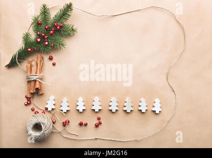 Composizione di natale, sfondo semplice, laici piana, copia dello spazio. Foto Stock