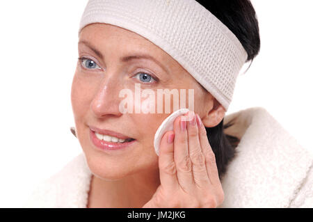 Ritratto di bella donna senior tenendo disattivato il trucco. La bellezza e la cura del concetto. Senior donna facendo attenzione circa la sua pelle Foto Stock