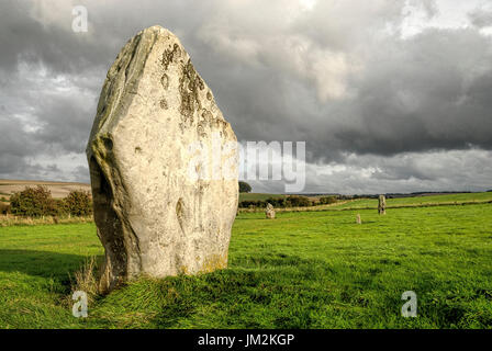 Monolitica pietra permanente facente parte di un antico processionale viale che conduce a e da Avebury Stone Circle nel Wiltshire, Inghilterra. Foto Stock