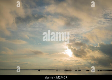 Il sole che tramonta sulla Strangford Lough, County Down, Irlanda del Nord - il Regno Unito il più grande mare loch (quasi interamente racchiusa). Foto Stock