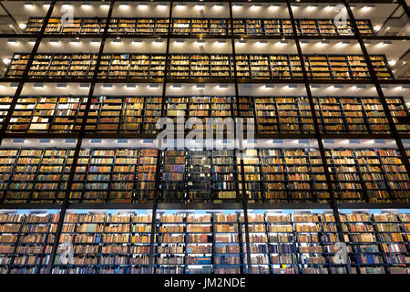 La Yale University di New Haven, Connecticut. Giugno 2017. A sei piani con pila di libri nella Beinecke Rare Book Library. Foto Stock