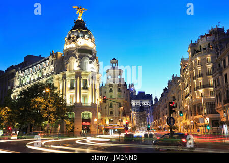 Gran Via Street e metropoli edificio al crepuscolo in Madrid Foto Stock