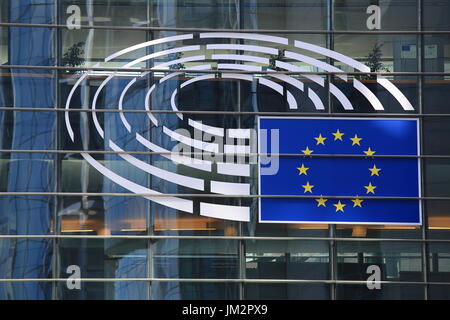 Bruxelles, Belgio - 17 Luglio 2017: emblema del Parlamento europeo di close-up. La facciata in vetro dell'edificio del Parlamento europeo a Bruxelles. Foto Stock