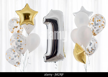 Decorazione per 1 anni compleanno, anniversario su sfondo bianco Foto Stock