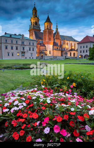 Cracovia. Immagine della città vecchia di Cracovia in Polonia durante il blu crepuscolo ora. Foto Stock