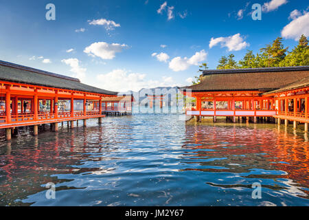 Miyajima, Hiroshima, Giappone floating temple gate. Foto Stock