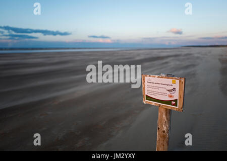 Segnale Non disturbare per proteggere gli uccelli di allevamento come inanellato Plover e Fraticello sulla spiaggia, Holkham Riserva Naturale Nazionale, North Norfolk Foto Stock