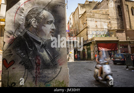 Street Art raffiguranti Marlon Brando come padrino della pellicola di quel nome, nel mercato della Vucciria distretto centrale di Palermo, in Sicilia. Foto Stock