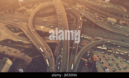 Antenna fuco alto volo sopra la sera il traffico su strada a Kiev Foto Stock