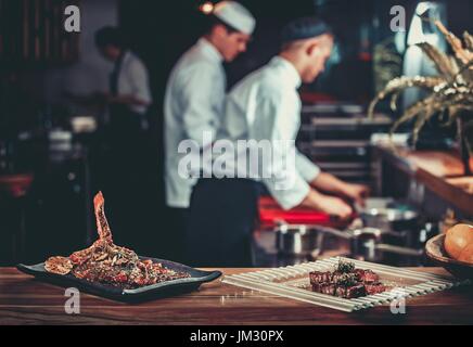 La preparazione tradizionale bistecca di manzo Foto Stock