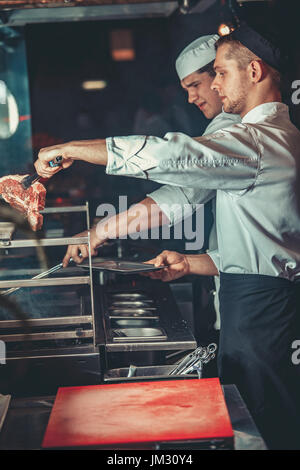 La preparazione tradizionale bistecca di manzo Foto Stock