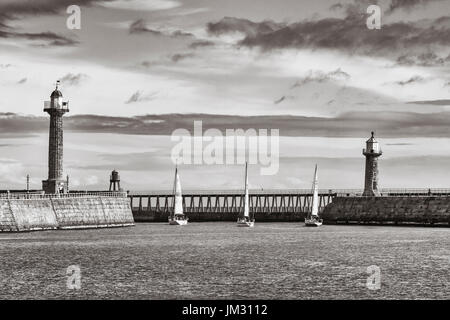 Yachts nelle vicinanze Whitby Pier. Whitby, North Yorkshire, Inghilterra. Regno Unito Foto Stock