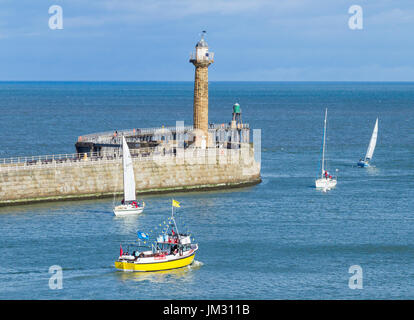 Yachts nelle vicinanze Whitby Pier. Whitby, North Yorkshire, Inghilterra. Regno Unito Foto Stock