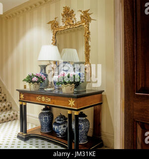 Stile regency corridoio con tavolo e specchio Foto Stock