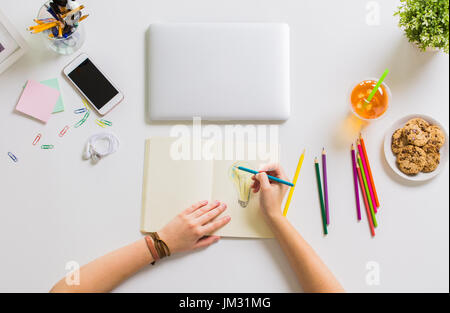 Donna mani disegno in notebook a home office Foto Stock