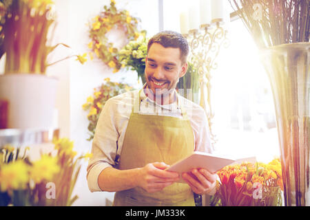 Uomo con tablet pc computer al negozio di fiori Foto Stock