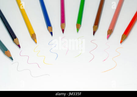 Gli scarabocchi di diversi colori su un foglio bianco Foto Stock