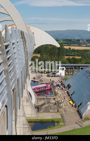 Vista dalla cima di Falkirk Wheel di imbarcazione turistica arrivando a Falkirk Wheel Visitor Center dopo un viaggio sulla ruota Foto Stock