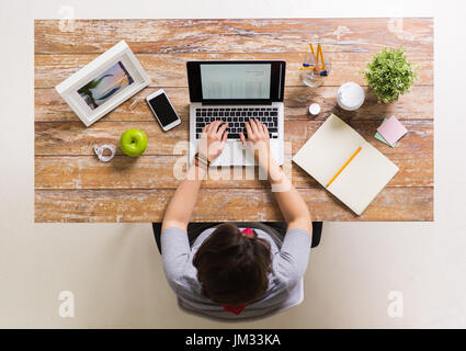 Donna con ricevuta su uno schermo del notebook in ufficio Foto Stock