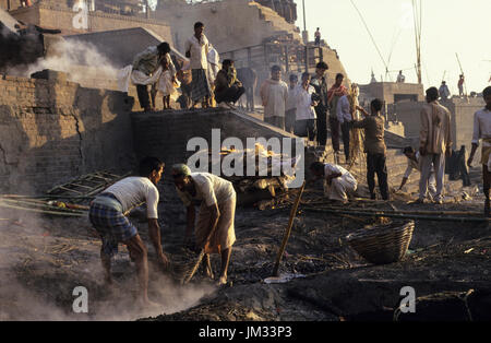 INDIA Varanasi, nomi vecchi Benares Banaras, Kashi, la cremazione del corpo morto a Manikarnika ghat presso il river Ganga , è parte del rituale moksha, credenza indù ad entrare in cielo e ottenere la salvezza dal ciclo delle rinascite qui in questo luogo santo Foto Stock