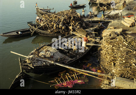 INDIA Varanasi, nomi vecchi Benares Banaras, Kashi, la cremazione del corpo morto a Manikarnika ghat presso il river Ganga , è parte del rituale moksha, credenza indù ad entrare in cielo e ottenere la salvezza dal ciclo delle rinascite qui in questo luogo santo, barche di legno di alimentazione per la cremazione Foto Stock