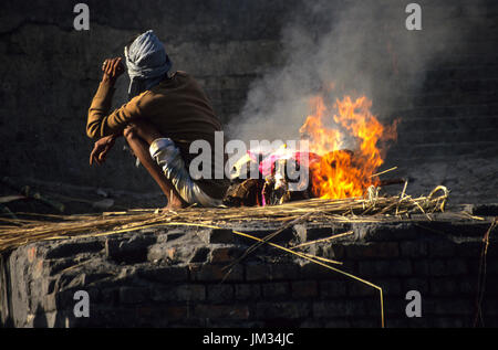 INDIA Varanasi, nomi vecchi Benares Banaras, Kashi, la cremazione del corpo morto a Manikarnika ghat presso il river Ganga , è parte del rituale moksha, credenza indù ad entrare in cielo e ottenere la salvezza dal ciclo delle rinascite qui in questo luogo santo Foto Stock