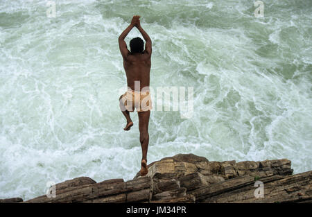 INDIA, stato del Madhya Pradesh, Jabalpur, Narmada river, Bhedaghat, gorge di marmo rocce e cascate di acqua / INDIEN, Narmada Fluss, Bhedaghat, Marmor Felsen und Wasserfall bei Jabalpur Foto Stock