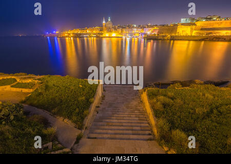 La Valletta, Malta - Saint Paul Cathedral e le antiche mura di La Valletta, capitale di Malta il colpo da Manoel Island di notte Foto Stock