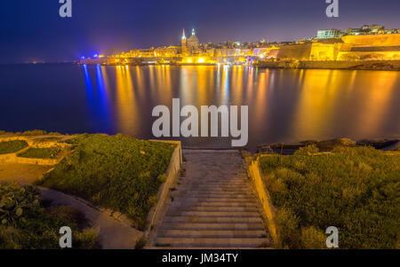 La Valletta, Malta - Saint Paul Cathedral e le antiche mura di La Valletta, capitale di Malta il colpo da Manoel Island di notte Foto Stock