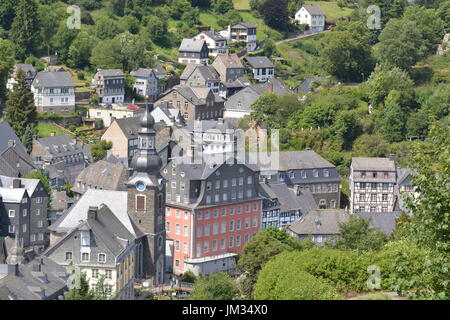 Monschau, Germania - 22 Luglio 2017: Monschau è pittoresca cittadina nelle colline del nord parco naturale Eifel in Rur River Valley e turistici popolari de Foto Stock