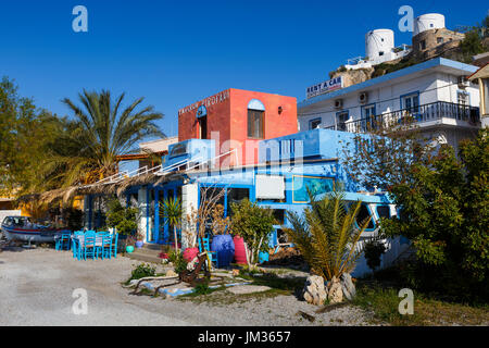 Taverna sulla spiaggia nel villaggio di Panteli su Leros Island, Grecia. Foto Stock