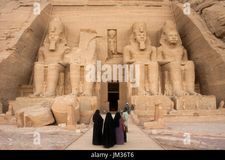 Aegypten ha, Abu Simbel, Kolossalstatuen vor dem Tempel von Ramses II. Foto Stock