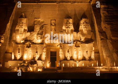 Aegypten ha, Abu Simbel, Kolossalstatuen vor dem Tempel von Ramses II. während der Sound & Light Show Foto Stock