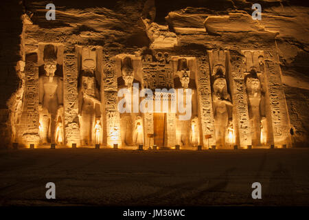 Aegypten ha, Abu Simbel, kleiner Tempel der Nefertari, der Lieblingsfrau von Ramses II. während der Sound & Light Show Foto Stock