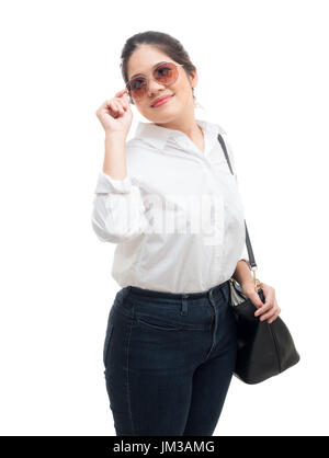 Donna asiatica indossando occhiali da sole su sfondo bianco Foto Stock