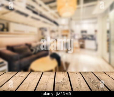 Contatore di legno con salotto sfondo sfocato Foto Stock