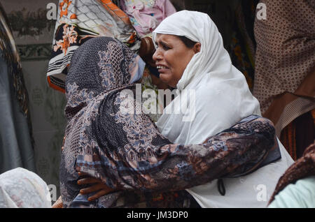 Lahore, Pakistan. 26 Luglio, 2017. Il pakistan parenti delle due vittime blast polizia fratelli Ali Raza e Ghulam Murtaza che subirono il martirio nel suicidio mortale di BLAST su Ferozepur Road vicino al Arfa Karim Tower, piange durante la loro cerimonia di sepoltura di Lahore. Una esplosione rivendicato da Tehreek-e-talebani in Pakistan (TTP) ucciso almeno 29 persone e il ferimento di decine in un affollato mercato ortofrutticolo nella città pakistana di Lahore. Credito: Rana Sajid Hussain/Pacific Press/Alamy Live News Foto Stock