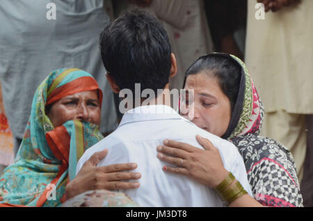 Lahore, Pakistan. 26 Luglio, 2017. Il pakistan parenti delle due vittime blast polizia fratelli Ali Raza e Ghulam Murtaza che subirono il martirio nel suicidio mortale di BLAST su Ferozepur Road vicino al Arfa Karim Tower, piange durante la loro cerimonia di sepoltura di Lahore. Una esplosione rivendicato da Tehreek-e-talebani in Pakistan (TTP) ucciso almeno 29 persone e il ferimento di decine in un affollato mercato ortofrutticolo nella città pakistana di Lahore. Credito: Rana Sajid Hussain/Pacific Press/Alamy Live News Foto Stock