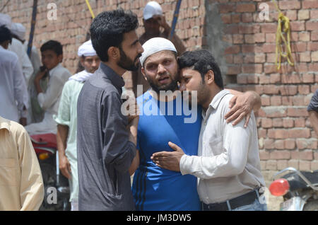 Lahore, Pakistan. 26 Luglio, 2017. Il pakistan parenti delle due vittime blast polizia fratelli Ali Raza e Ghulam Murtaza che subirono il martirio nel suicidio mortale di BLAST su Ferozepur Road vicino al Arfa Karim Tower, piange durante la loro cerimonia di sepoltura di Lahore. Una esplosione rivendicato da Tehreek-e-talebani in Pakistan (TTP) ucciso almeno 29 persone e il ferimento di decine in un affollato mercato ortofrutticolo nella città pakistana di Lahore. Credito: Rana Sajid Hussain/Pacific Press/Alamy Live News Foto Stock