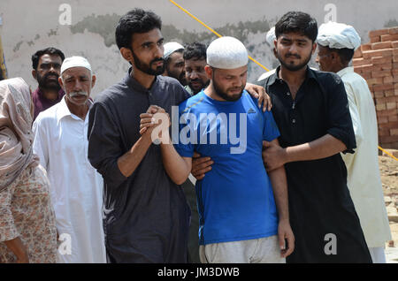 Lahore, Pakistan. 26 Luglio, 2017. Il pakistan parenti delle due vittime blast polizia fratelli Ali Raza e Ghulam Murtaza che subirono il martirio nel suicidio mortale di BLAST su Ferozepur Road vicino al Arfa Karim Tower, piange durante la loro cerimonia di sepoltura di Lahore. Una esplosione rivendicato da Tehreek-e-talebani in Pakistan (TTP) ucciso almeno 29 persone e il ferimento di decine in un affollato mercato ortofrutticolo nella città pakistana di Lahore. Credito: Rana Sajid Hussain/Pacific Press/Alamy Live News Foto Stock