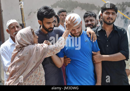 Lahore, Pakistan. 26 Luglio, 2017. Il pakistan parenti delle due vittime blast polizia fratelli Ali Raza e Ghulam Murtaza che subirono il martirio nel suicidio mortale di BLAST su Ferozepur Road vicino al Arfa Karim Tower, piange durante la loro cerimonia di sepoltura di Lahore. Una esplosione rivendicato da Tehreek-e-talebani in Pakistan (TTP) ucciso almeno 29 persone e il ferimento di decine in un affollato mercato ortofrutticolo nella città pakistana di Lahore. Credito: Rana Sajid Hussain/Pacific Press/Alamy Live News Foto Stock