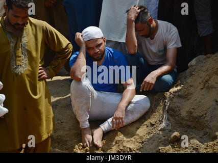 Lahore, Pakistan. 26 Luglio, 2017. Il pakistan parenti delle due vittime blast polizia fratelli Ali Raza e Ghulam Murtaza che subirono il martirio nel suicidio mortale di BLAST su Ferozepur Road vicino al Arfa Karim Tower, piange durante la loro cerimonia di sepoltura di Lahore. Una esplosione rivendicato da Tehreek-e-talebani in Pakistan (TTP) ucciso almeno 29 persone e il ferimento di decine in un affollato mercato ortofrutticolo nella città pakistana di Lahore. Credito: Rana Sajid Hussain/Pacific Press/Alamy Live News Foto Stock