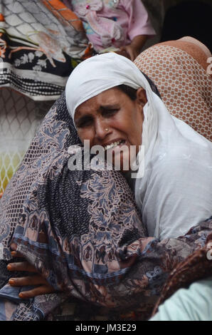 Lahore, Pakistan. 26 Luglio, 2017. Il pakistan parenti delle due vittime blast polizia fratelli Ali Raza e Ghulam Murtaza che subirono il martirio nel suicidio mortale di BLAST su Ferozepur Road vicino al Arfa Karim Tower, piange durante la loro cerimonia di sepoltura di Lahore. Una esplosione rivendicato da Tehreek-e-talebani in Pakistan (TTP) ucciso almeno 29 persone e il ferimento di decine in un affollato mercato ortofrutticolo nella città pakistana di Lahore. Credito: Rana Sajid Hussain/Pacific Press/Alamy Live News Foto Stock