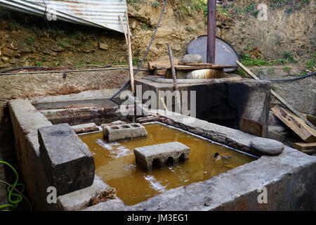 Jungshi fatti a mano dalla fabbrica di carta, fibre oacking in acqua,Thimphu Bhutan Foto Stock