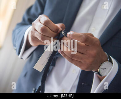 Persone business moda e abbigliamento concetto close up Uomo in camicia vestirsi e regolazione Foto Stock