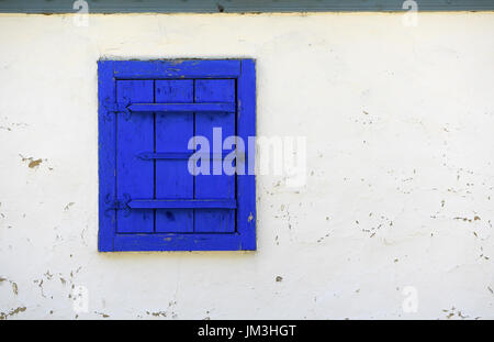 Blue clappe chiuse sul muro bianco Foto Stock