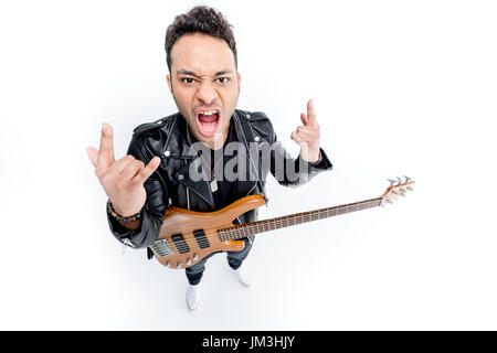 Americano africano a bilanciere con chitarra elettrica che mostra segni di roccia isolata su bianco, rock star guitar concept Foto Stock