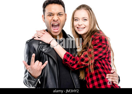 Felice coppia giovane permanente e avvolgente che mostra rock and roll mano gesto isolato su bianco Foto Stock