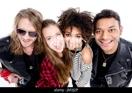 Close-up verticale di felice giovani rock and roll band sorridente in telecamera Foto Stock